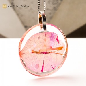 Naszyjnik z żywicy z bugenwillą . handmade z natury.