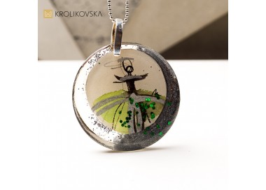 Biżuteria jak obraz, unikalny naszyjnik z grafiką.