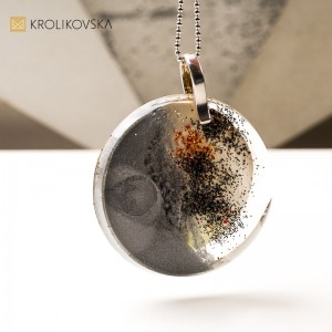 Biżuteria jak obraz, unikalny naszyjnik z grafiką.