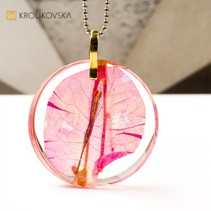 Naszyjnik z żywicy z rośliną, elegancka biżuteria prezentowa