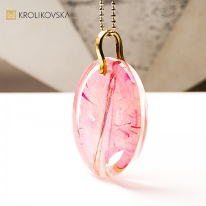 Naszyjnik z żywicy z rośliną, elegancka biżuteria prezentowa