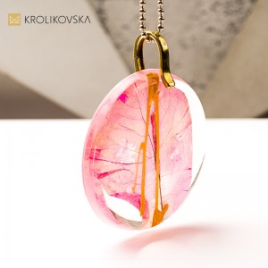 Naszyjnik z żywicy z rośliną, elegancka biżuteria prezentowa