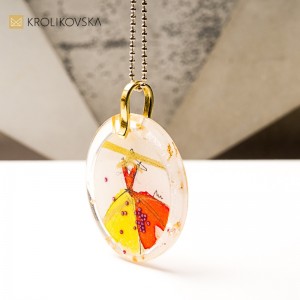 Biżuteria z duszą, naszyjnik z grafiką w żywicy.