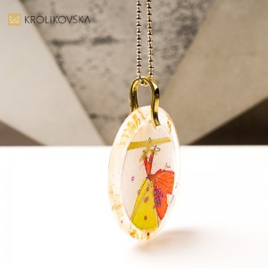 Biżuteria z duszą, naszyjnik z grafiką w żywicy.