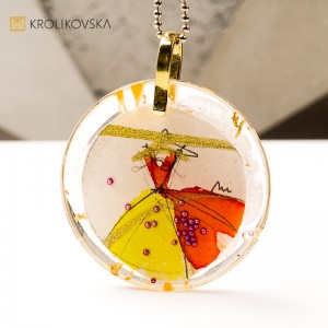 Biżuteria z duszą, naszyjnik z grafiką w żywicy.