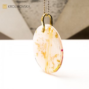 Biżuteria z duszą, naszyjnik z grafiką w żywicy.