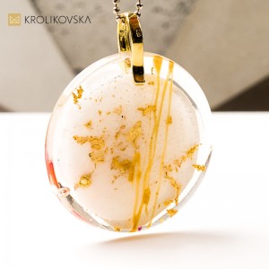 Biżuteria z duszą, naszyjnik z grafiką w żywicy.