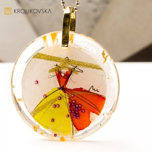 Biżuteria z duszą, naszyjnik z grafiką w żywicy.