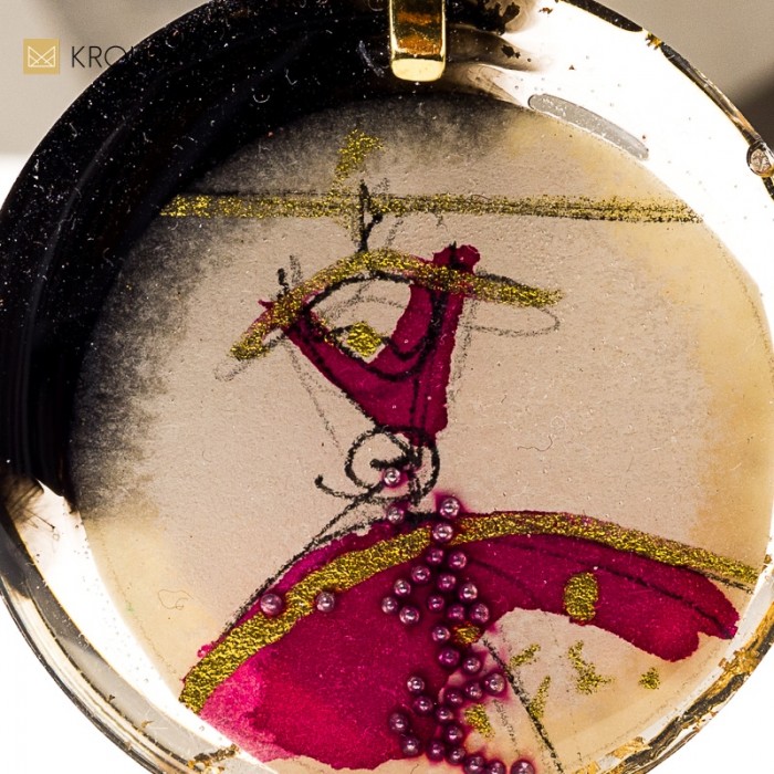 Miniaturowe dzieło sztuki, naszyjnik z żywicy.