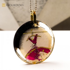 Miniaturowe dzieło sztuki, naszyjnik z żywicy.