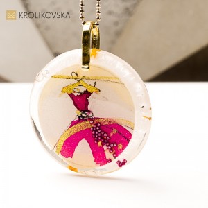 Unikatowa biżuteria z żywicy, grafika inspirowana modą.