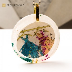 Biżuteria artystyczna, obraz zatopiony w żywicy.