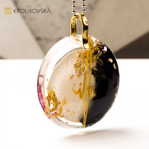 Naszyjnik z żywicy z grafiką, prezent dla wyjątkowej kobiety