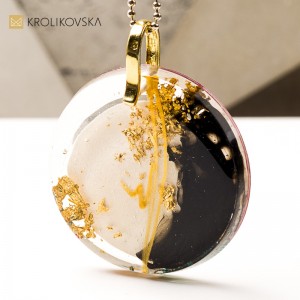 Naszyjnik z żywicy z grafiką, prezent dla wyjątkowej kobiety