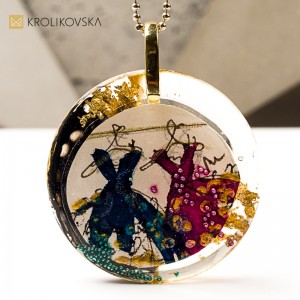 Naszyjnik z żywicy z grafiką, prezent dla wyjątkowej kobiety