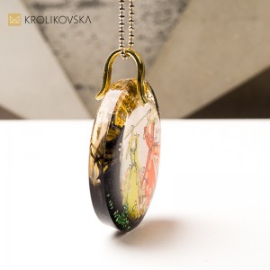 Naszyjnik artystyczny z grafiką, unikalne dzieło w żywicy.