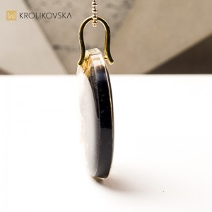 Małe dzieło sztuki, biżuteria idealna na prezent.