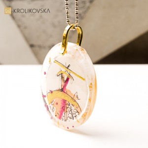 Naszyjnik z grafiką i złotem, luksusowy prezent świąteczny.