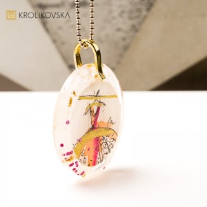 Naszyjnik z grafiką i złotem, luksusowy prezent świąteczny.