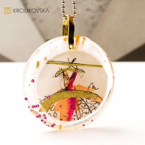 Naszyjnik z grafiką i złotem, luksusowy prezent świąteczny.