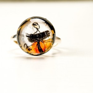Pierścionek artystyczny ręcznie malowany z pomarańczowym  oczkiem i złotymi płatkami
