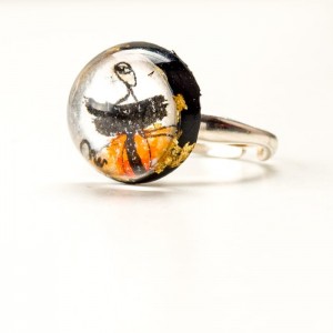 Pierścionek artystyczny ręcznie malowany z pomarańczowym  oczkiem i złotymi płatkami