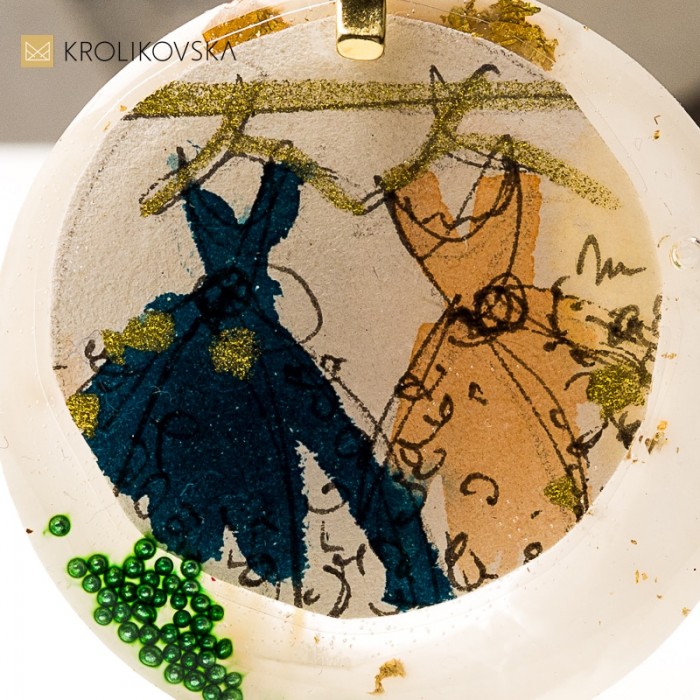 Naszyjnik z grafiką w żywicy, podaruj dzieło sztuki.