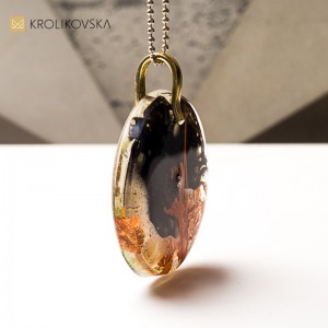 Naszyjnik z żywicy z grafiką, prezent na każdą okazję.