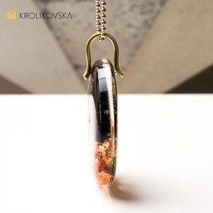 Naszyjnik z żywicy z grafiką, prezent na każdą okazję.