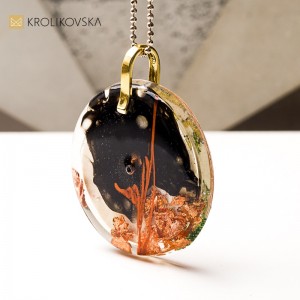 Naszyjnik z żywicy z grafiką, prezent na każdą okazję.