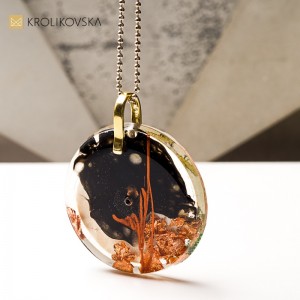 Naszyjnik z żywicy z grafiką, prezent na każdą okazję.