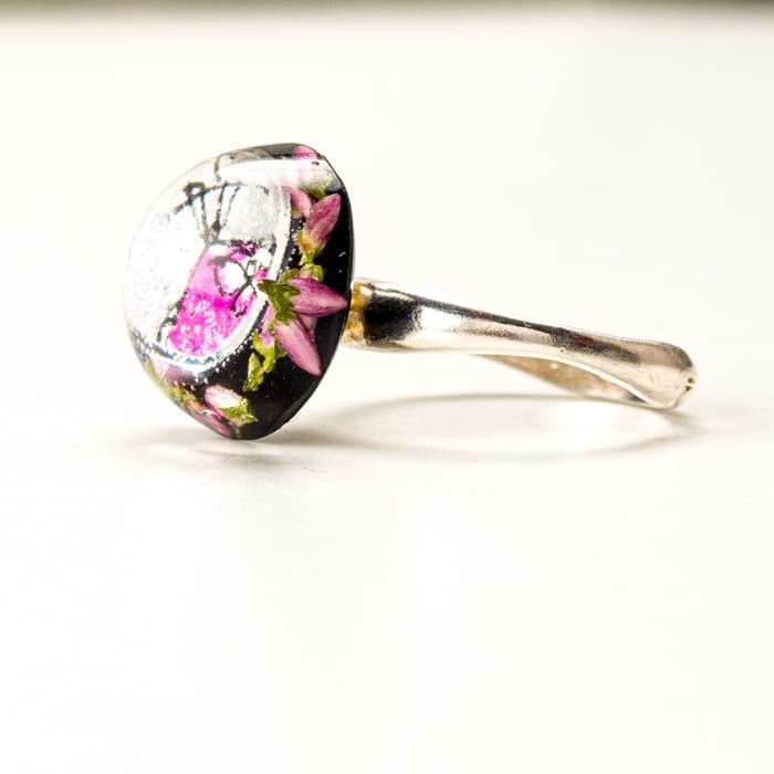 Pierścionek artystyczny ręcznie malowany z różowym oczkiem i prawdziwymi  kwiatuszkami wrzosu