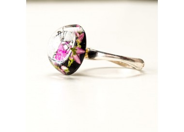 Pierścionek artystyczny ręcznie malowany z różowym oczkiem i prawdziwymi  kwiatuszkami wrzosu 2