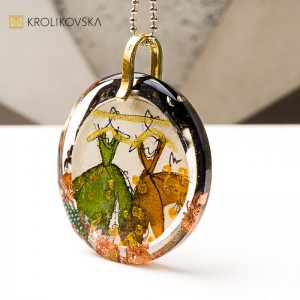 Naszyjnik z żywicy z grafiką, prezent na każdą okazję.