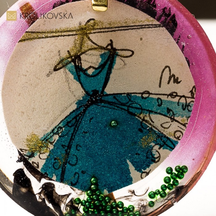 Naszyjnik z żywicy, prezent dla kobiety, która kocha sztukę.