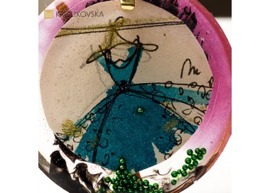 Naszyjnik z żywicy, prezent dla kobiety, która kocha sztukę.