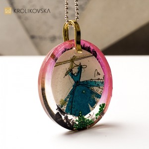 Naszyjnik z żywicy, prezent dla kobiety, która kocha sztukę.