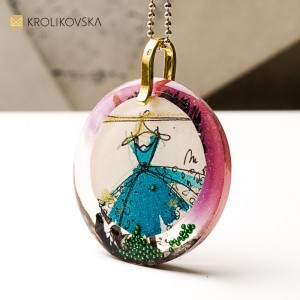 Naszyjnik z żywicy, prezent dla kobiety, która kocha sztukę.