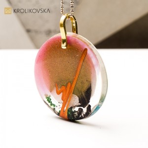 Naszyjnik z żywicy, prezent dla kobiety, która kocha sztukę.