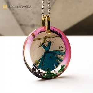 Naszyjnik z żywicy, prezent dla kobiety, która kocha sztukę.