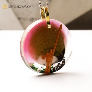 Naszyjnik z żywicy, prezent dla kobiety, która kocha sztukę.