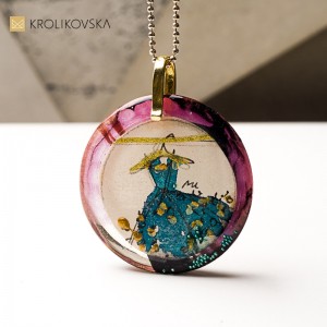 Naszyjnik z grafiką artystki, miniaturowe dzieło sztuk.