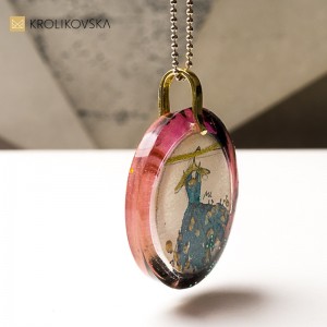 Naszyjnik z grafiką artystki, miniaturowe dzieło sztuk.