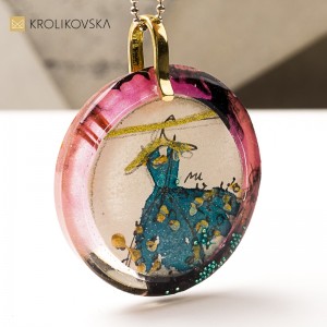 Naszyjnik z grafiką artystki, miniaturowe dzieło sztuk.