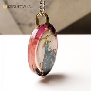 Naszyjnik z grafiką artystki, miniaturowe dzieło sztuk.
