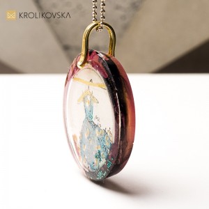 Naszyjnik z grafiką artystki, miniaturowe dzieło sztuk.