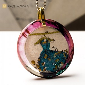 Naszyjnik z grafiką artystki, miniaturowe dzieło sztuk.