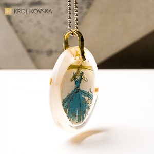 Naszyjnik z grafiką, unikalny akcent stylu.