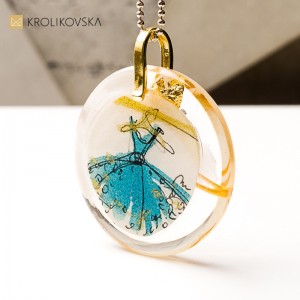 Naszyjnik z grafiką, unikalny akcent stylu.