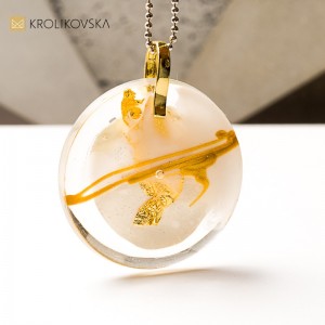 Naszyjnik z grafiką, unikalny akcent stylu.